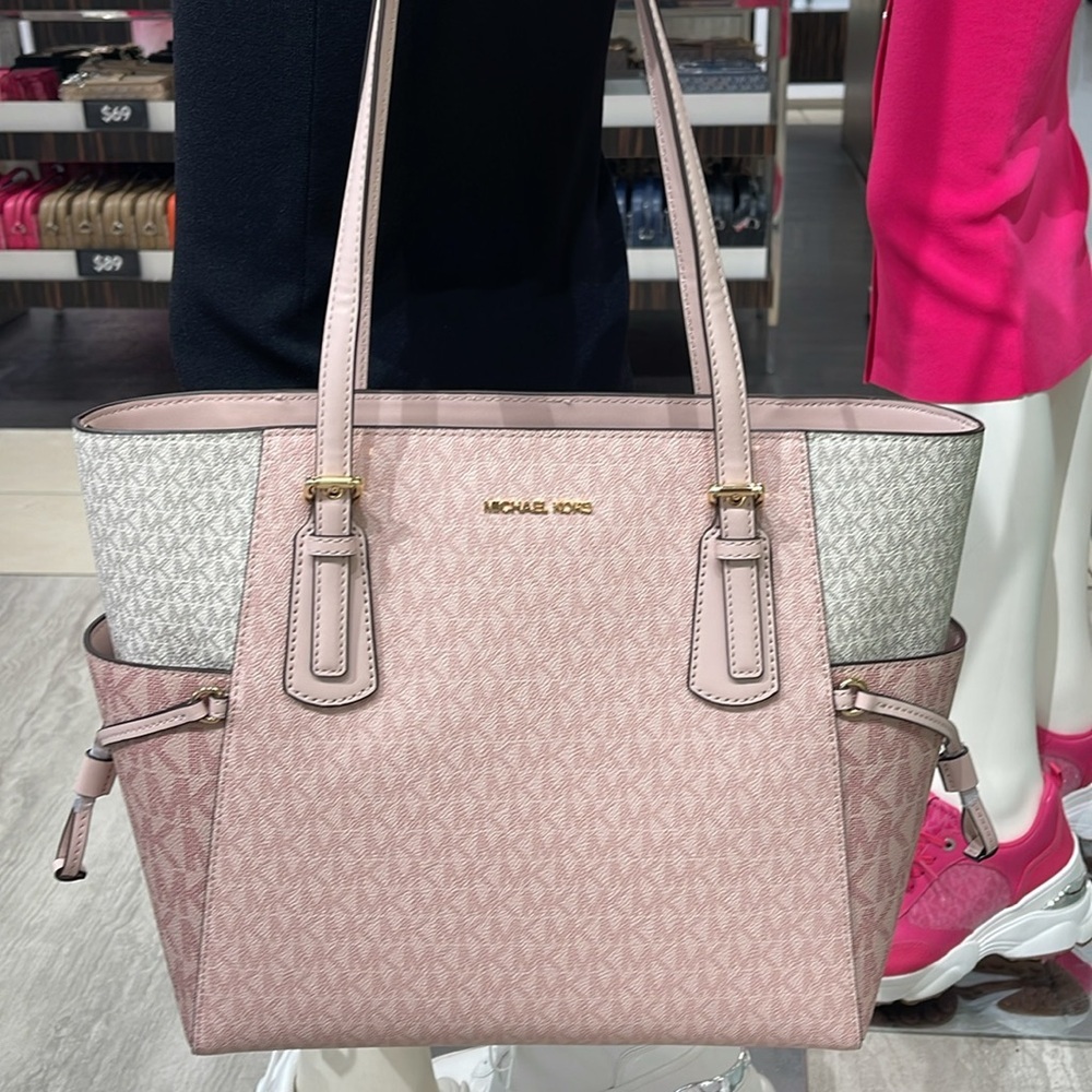 Michael Kors Voyager Lg Color-Block Signature Logo Tote Bag
Powder Blush Multi - Picture 13 of 16